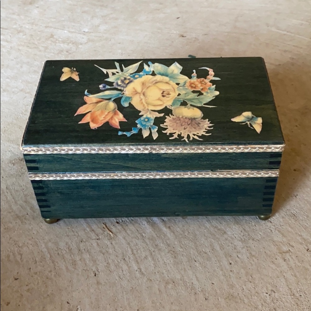 Vintage Jewelry/Music Box
